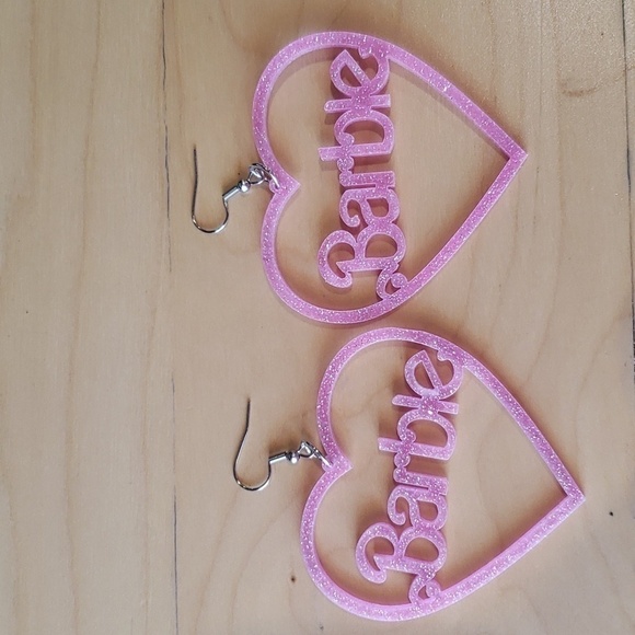 CUTE Heart Shape Stoving Varnish Arylic Earrings nwot - Picture 1 of 3